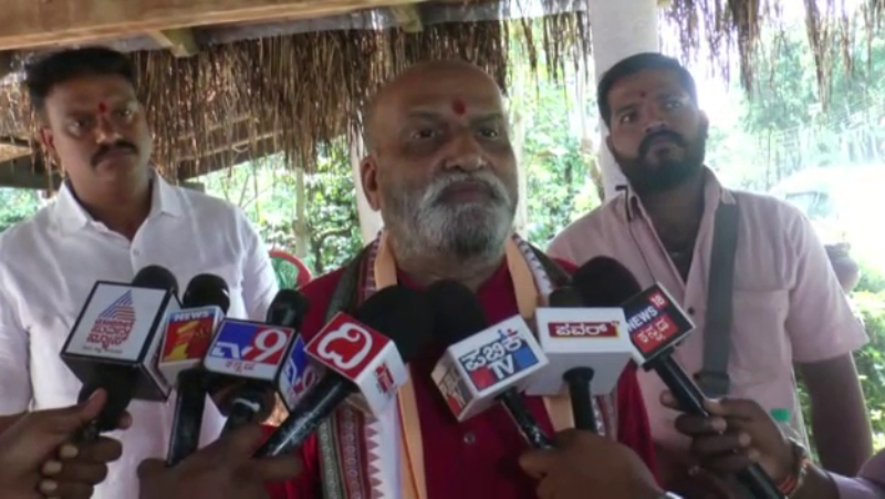 ಯೋಗಿ ತರಹ ಮೈ ಕೊಡವಿ ನಿಲ್ಲಿ ಬಸವರಾಜ್ ಬೊಮ್ಮಾಯಿ ಅವರೇ.. : ಪ್ರಮೋದ್ ಮುತಾಲಿಕ್