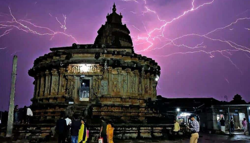 ಗುಡುಗು-ಮಿಂಚಿನ ಸಮ್ಮಿಲನ, ಶೃಂಗೇರಿ ಶಾರದಾಂಬೆ ದೇಗುಲದ ನಯನ ಮನೋಹರ ದೃಶ್ಯ ಸೆರೆ