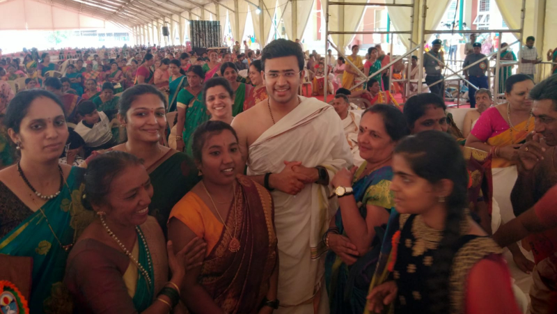 ತೇಜಸ್ವಿ ಸೂರ್ಯ ಜೊತೆ ಸೆಲ್ಫಿ ಕ್ಲಿಕ್ಕಿಸಿಕೊಳ್ಳಲು ಮುಗಿಬಿದ್ದ ಮಹಿಳಾಮಣಿಗಳು