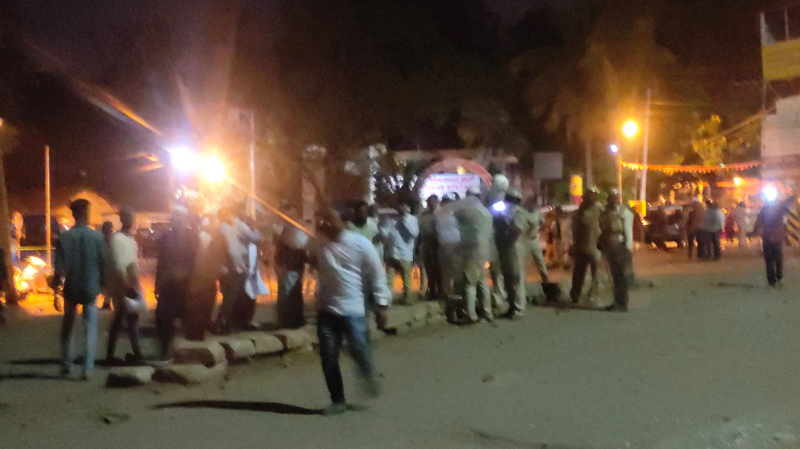 ಮಕ್ಕಾ ಮಸೀದಿ ಮೇಲೆ ಕೇಸರಿ ಧ್ವಜ ಹಾರಿಸಿ ಪೋಸ್ಟ್ – ಹುಬ್ಬಳ್ಳಿಯಲ್ಲಿ ಮುಸ್ಲಿಂ ಪುಂಡರಿಂದ ದಾಂಧಲೆ