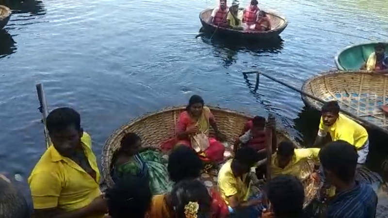 ಹೊಗೆನಕಲ್ ದೋಣಿ ಸವಾರಿ ಬಲು ದುಬಾರಿ – ಅಧಿಕ ಶುಲ್ಕ ವಸೂಲಿ ಆರೋಪ
