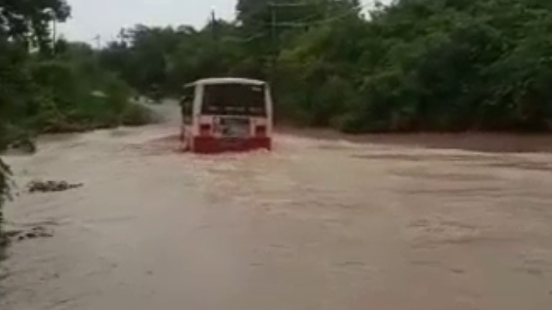 ಸೇತುವೆ ಮುಳುಗಿದರೂ ಲೆಕ್ಕಿಸದೇ ಬಸ್ ದಾಟಿಸಿದ ಚಾಲಕ