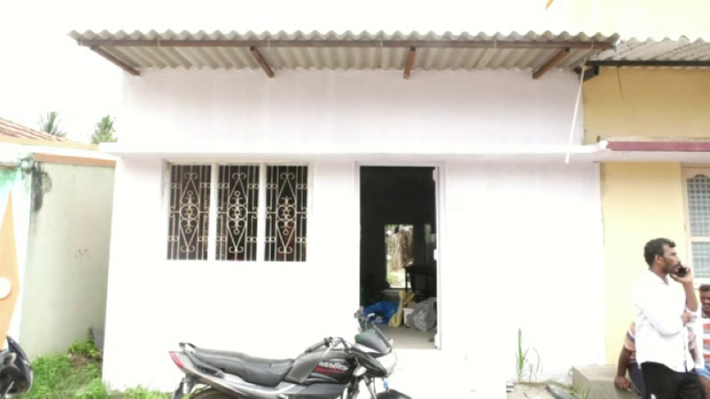 ಶಾಲೆ ಇಲ್ಲದೇ 2 ವರ್ಷದಿಂದ ಮನೆ-ಮನೆ ಅಲೆಯುತ್ತಿರುವ ಶಿಕ್ಷಕರು, ಮಕ್ಕಳು