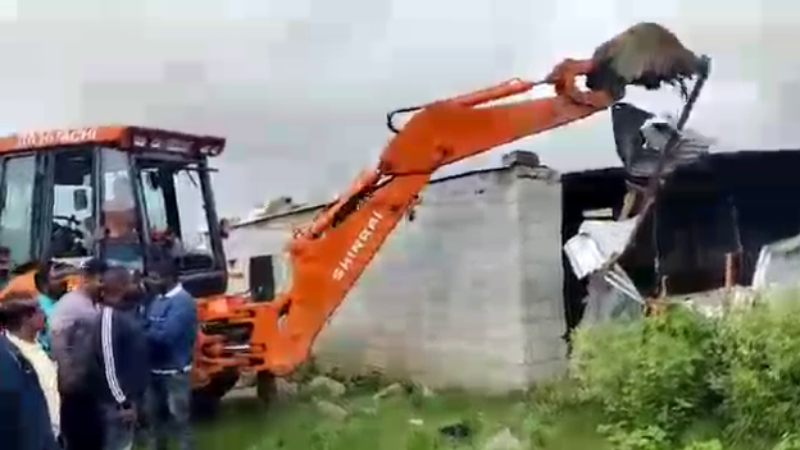 ಅಕ್ರಮ ಗೋಮಾಂಸ ಶೆಡ್‌ ಮೇಲೆ ಜೆಸಿಬಿ ಘರ್ಜನೆ