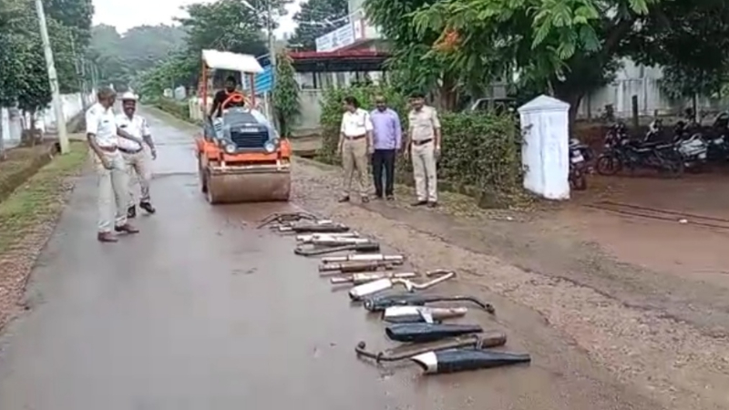 ಹಾಫ್ ಹೆಲ್ಮೆಟ್, ಶೋಕಿ ಸೈಲನ್ಸರ್ ಮೇಲೆ ಉರುಳಿದ ರೋಡ್‌‌ ರೋಲರ್