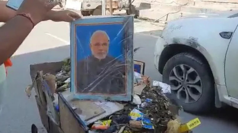 ಕಸದ ಗಾಡಿಯಲ್ಲಿ ಮೋದಿ, ಯೋಗಿ ಆದಿತ್ಯನಾಥ್ ಫೋಟೋ- ವಜಾಗೊಂಡಿದ್ದ ಕಾರ್ಮಿಕ ಮರು ನೇಮಕ