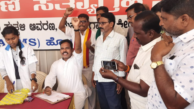 50ನೇ ದಿನಕ್ಕೆ ಕಾಲಿಟ್ಟ ಏಮ್ಸ್ ಹೋರಾಟ – ರಕ್ತದಲ್ಲಿ ಸಹಿ ಸಂಗ್ರಹಿಸಿ ಸಿಎಂಗೆ ಮನವಿ