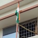 ಧ್ವಜ ಕಟ್ಟುವಾಗ ಶಾಲೆಯ ಎಡವಟ್ಟು – ಪೋಷಕರಿಂದ ಆಕ್ರೋಶ