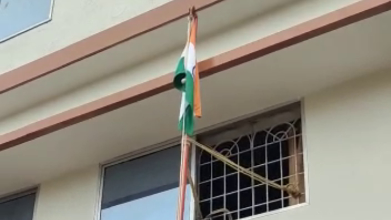 ಧ್ವಜ ಕಟ್ಟುವಾಗ ಶಾಲೆಯ ಎಡವಟ್ಟು – ಪೋಷಕರಿಂದ ಆಕ್ರೋಶ
