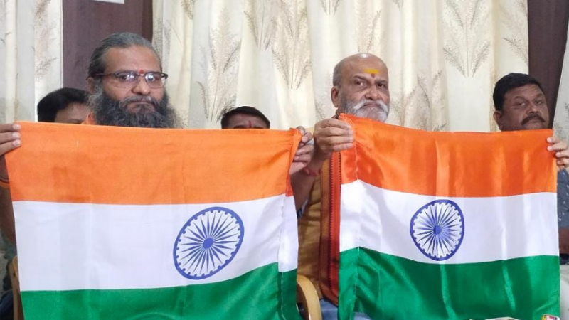 ಹರಿದ ಧ್ವಜಗಳನ್ನು ಹಾರಿಸಬೇಕಾ? ಬಿಜೆಪಿಯವರಿಗೆ ಮಾನ, ಮರ್ಯಾದೆ ಇಲ್ವಾ?: ಮುತಾಲಿಕ್