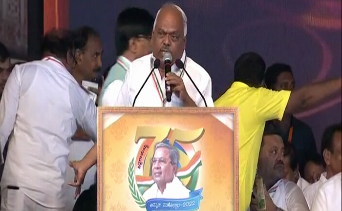 ಬಗ್ಗಿ ಬಗ್ಗಿ ನಮಸ್ಕಾರ ಮಾಡೋರನ್ನು ದೂರ ಇಡಿ- ಸಿದ್ದುಗೆ ರಮೇಶ್ ಕುಮಾರ್ ಕಿವಿಮಾತು