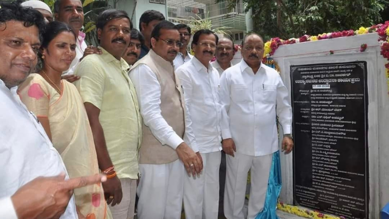 ಸಿದ್ದರಾಮಯ್ಯ ಸಿಎಂ ಆಗಿದ್ದಾಗ ಸಾವರ್ಕರ್ ಪಾರ್ಕ್ ನಿರ್ಮಾಣ – ಸ್ವಾತಂತ್ರ್ಯ ಸೇನಾನಿ ಎಂದು ಒಪ್ಪಿದ್ದ ಕಾಂಗ್ರೆಸ್ಸಿಗರು