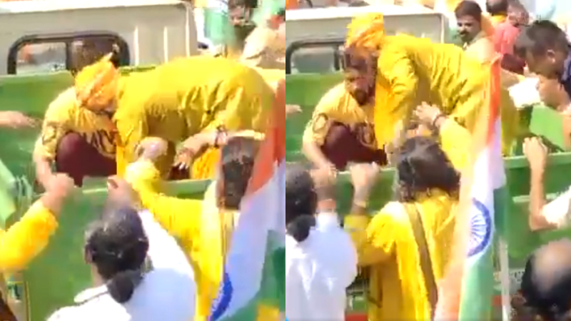 ಅಯೋಧ್ಯೆಯಲ್ಲಿ ಕಸದ ಗಾಡಿಯಲ್ಲಿ ರಾಷ್ಟ್ರಧ್ವಜ ವಿತರಣೆ