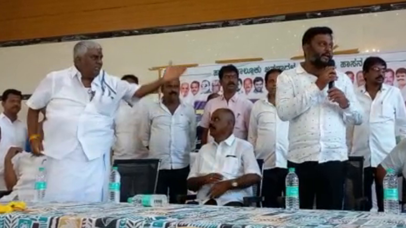 ಸ್ವರೂಪ್‍ಗೆ ಟಿಕೆಟ್ ನೀಡುವಂತೆ ಒತ್ತಾಯ – ಕಾರ್ಯಕರ್ತರನ್ನು ಎದ್ದು ಹೋಗಿ ಎಂದು ಕೆಂಡಾಮಂಡಲವಾದ ರೇವಣ್ಣ