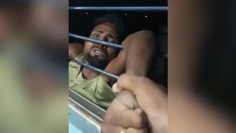 ಮೊಬೈಲ್ ಕದಿಯಲು ಹೋಗಿ ಕಳ್ಳನ ಫಜೀತಿ – 10 ಕಿ.ಮೀ ಕಿಟಕಿಯಲ್ಲಿ ಜೋತಾಡ್ಕೊಂಡು ಬಂದ