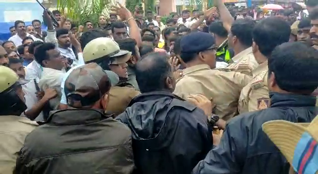 ಕಾಡಾನೆ ದಾಳಿಗೆ ಕಾರ್ಮಿಕ ಬಲಿ; ಅರಣ್ಯ ಇಲಾಖೆ ಮುಂದೆ ಶವವಿಟ್ಟು ಪ್ರತಿಭಟನೆ – ಲಾಠಿಚಾರ್ಜ್‌