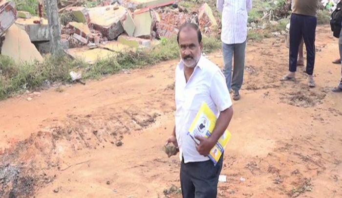 ಮನೆಯನ್ನು ಒಂದಿಂಚು ಜಾಸ್ತಿ ಒಡೆದ್ರೂ ಕಲ್ಲೇಟು- ಅಧಿಕಾರಿಗಳಿಗೆ ಮನೆ ಮಾಲೀಕ ಅವಾಜ್