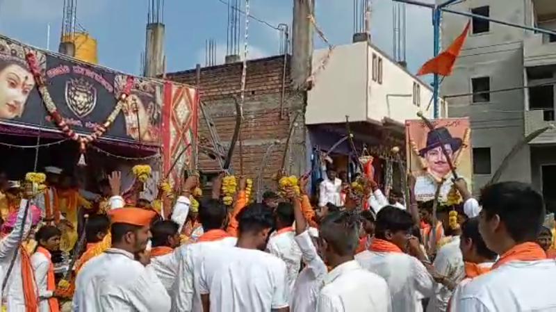ಹುಕ್ಕೇರಿಯಲ್ಲಿ ದುರ್ಗಾದೌಡ್ – ತಲವಾರು ಹಿಡಿದು ನೃತ್ಯ