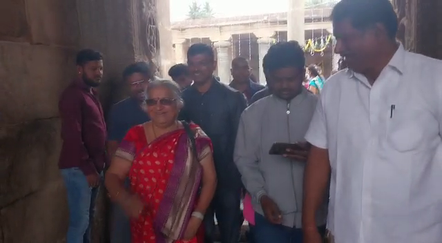 ಅಳಿಯನಿಗೆ ನಮ್ಮ ಆಶೀರ್ವಾದ ಇರುತ್ತೆ; ವಿವಾದಗಳ ಬಗ್ಗೆ ಮಾತನಾಡಲ್ಲ – ಕೋಲಾರಮ್ಮ ದರ್ಶನ ಪಡೆದ ಸುಧಾಮೂರ್ತಿ ಮಾತು