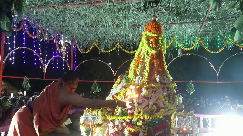 ಕಾಫಿನಾಡಲ್ಲೊಂದು ವಿಸ್ಮಯ – ಪೂಜೆ ವೇಳೆ ಅಲುಗಾಡುತ್ತೆ 16 ಅಡಿ ಎತ್ತರದ ಬೃಹತ್ ಹುತ್ತ