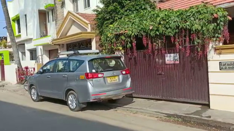 ಮದುವೆ ಮನೆಗೆ ಬಂದವರಂತೆ ಬಂದ ಅಧಿಕಾರಿಗಳು- ಕೈ ಮುಖಂಡೆ, ಅಳಿಯನ ಮನೆ ಮೇಲೆ ಐಟಿ ರೇಡ್