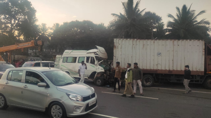 ದಶಪಥ ಹೆದ್ದಾರಿಯಲ್ಲಿ ಕ್ಯಾಂಟರ್‌ಗೆ ಗುದ್ದಿದ ಟಿಟಿ – ಇಬ್ಬರು ಸಾವು