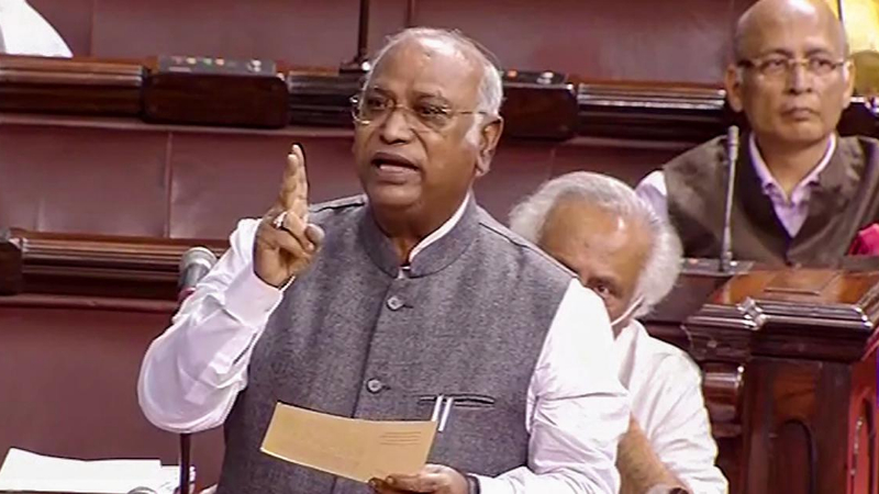 ಈ ದೇಶಕ್ಕಾಗಿ BJP ನಾಯಕನ ಮನೆ ನಾಯಿಯೂ ಸತ್ತಿಲ್ಲ – ಕೋಲಾಹಲ ಎಬ್ಬಿಸಿದ ಖರ್ಗೆ ಹೇಳಿಕೆ