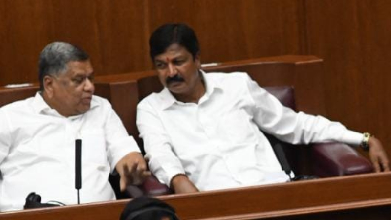 ಅಂದು ಸಚಿವರಾಗಿ ಕಲಾಪಕ್ಕೆ ಬರುವುದಾಗಿ ಶಪಥ – ಇಂದು ಮಾಜಿ ಸಚಿವರಾಗಿ ಬಂದ ರಮೇಶ್ ಜಾರಕಿಹೊಳಿ