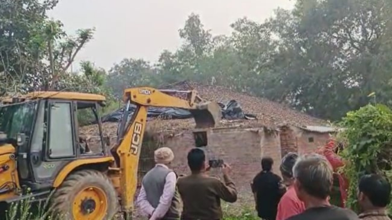 ಮದ್ವೆಯಾಗು ಎಂದ ಯುವತಿಯನ್ನು ಮನಬಂದಂತೆ ಥಳಿಸಿದ ಯುವಕನ ಮನೆಗೆ ನುಗ್ಗಿತು ಬುಲ್ಡೋಜರ್