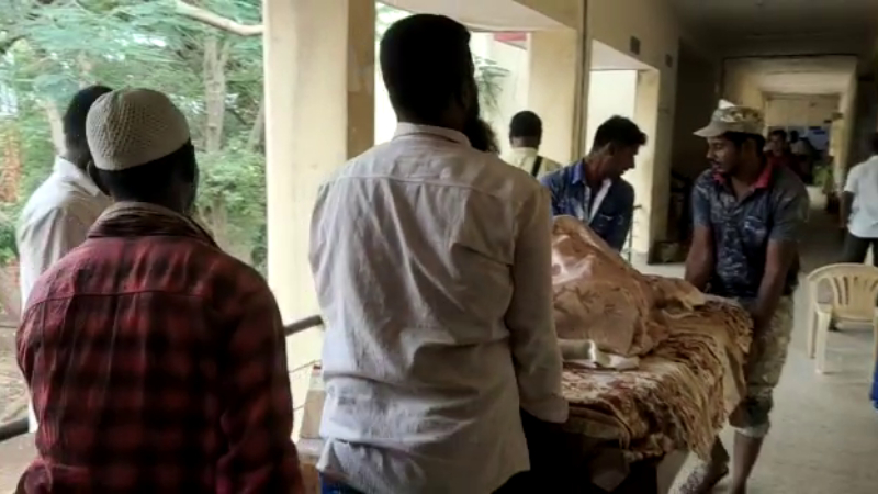 ಮಗನಿಂದಲೇ ತಾಯಿಗೆ ಮಹಾಮೋಸ – ಮಂಚದ ಮೇಲೆ ಮಲಗಿಸಿಕೊಂಡು ಕೋರ್ಟ್‍ಗೆ ಕರೆತಂದ ಮಗಳು