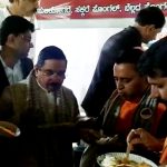 ಜನರ ನಡುವೆ ಓಡಾಡಿಕೊಂಡು ಮಲೆನಾಡ ತಿಂಡಿಗಳನ್ನು ಸವಿದ ಪ್ರಹ್ಲಾದ್ ಜೋಶಿ