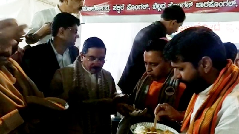 ಜನರ ನಡುವೆ ಓಡಾಡಿಕೊಂಡು ಮಲೆನಾಡ ತಿಂಡಿಗಳನ್ನು ಸವಿದ ಪ್ರಹ್ಲಾದ್ ಜೋಶಿ