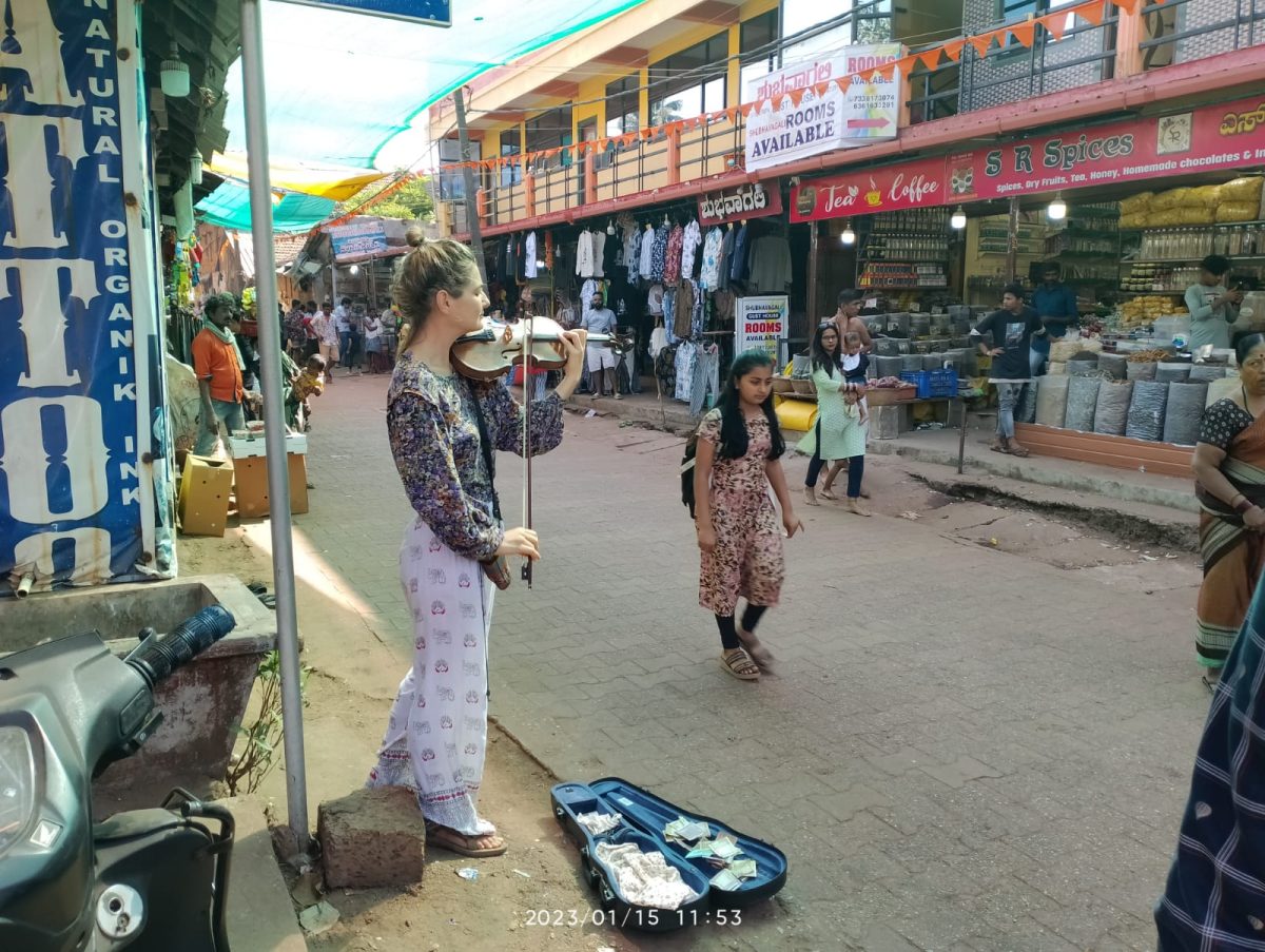 ಗೋಕರ್ಣದಲ್ಲಿ ವಿದೇಶಿ ಪ್ರಜೆಗಳಿಂದ ಭಿಕ್ಷಾಟನೆ!