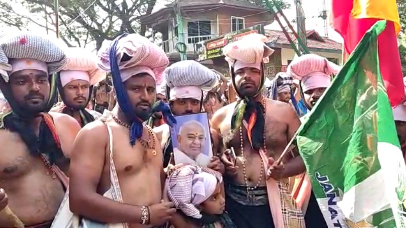 ದೇವೇಗೌಡರ ಫೋಟೋ ಹಿಡಿದು ಅಯ್ಯಪ್ಪ ಸ್ವಾಮಿ ದರ್ಶನ ಪಡೆದ ಅಭಿಮಾನಿಗಳು