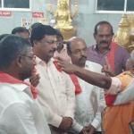 ಒಂದೇ ಕಡೆ ನಿಂತ್ರೆ ಬಲವಿಲ್ಲ; ಎರಡು ಕ್ಷೇತ್ರಗಳಲ್ಲಿ ಸ್ಪರ್ಧಿಸಬೇಕು – ಸಿದ್ದುಗೆ ರಾಜಕೀಯ ಭವಿಷ್ಯ ನುಡಿದ ಮನೆ ದೇವರು