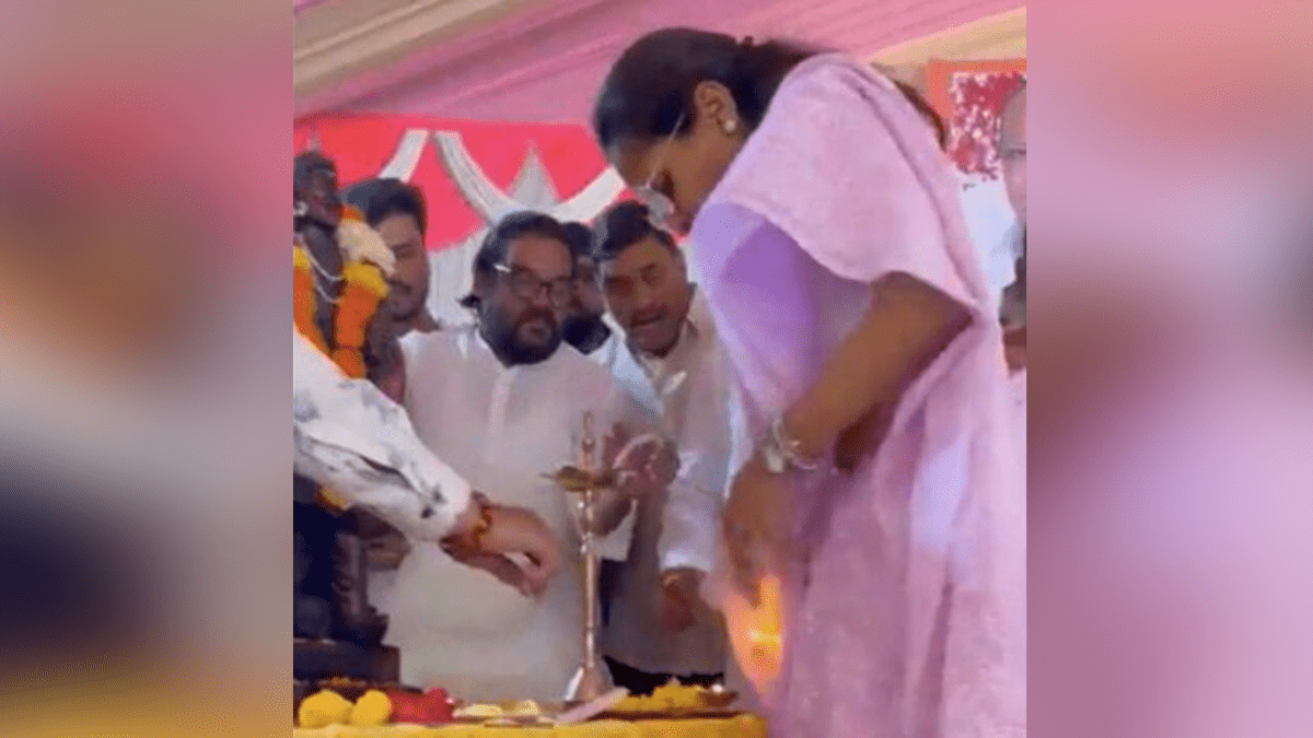 ಕಾರ್ಯಕ್ರಮ ಉದ್ಘಾಟನೆ ವೇಳೆ ಸುಪ್ರಿಯಾ ಸುಳೆ ಸೀರೆಗೆ ಹೊತ್ತಿಕೊಂಡ ಬೆಂಕಿ