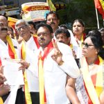 ಡಾ.ವಿಷ್ಣು ಸಮಾಧಿ ಸಂರಕ್ಷಣೆಗಾಗಿ ವಾಣಿಜ್ಯ ಮಂಡಳಿ ಮುಂದೆ ಅಭಿಮಾನಿಗಳ ಪ್ರತಿಭಟನೆ