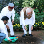 ರಾಜಭವನದಲ್ಲಿ ಶ್ರೀಗಂಧದ ಸಸಿ ನೆಟ್ಟ ಪ್ರಧಾನಿ ಮೋದಿ