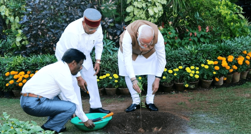 ರಾಜಭವನದಲ್ಲಿ ಶ್ರೀಗಂಧದ ಸಸಿ ನೆಟ್ಟ ಪ್ರಧಾನಿ ಮೋದಿ
