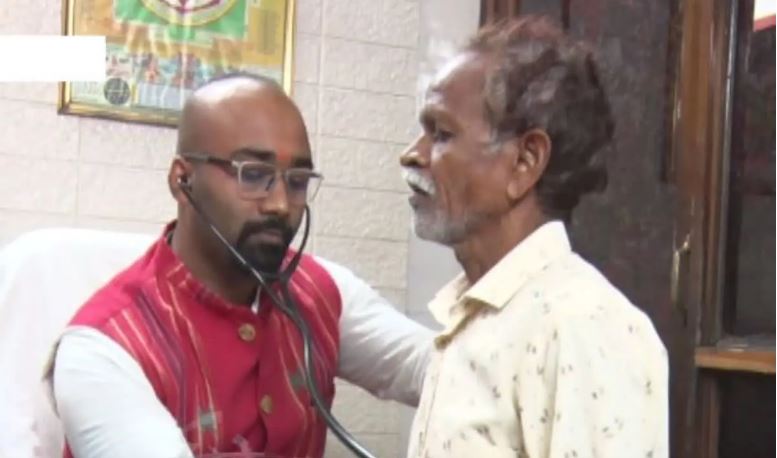 ಕೇವಲ 1 ರೂ.ಗೆ ಬಡಜನರಿಗೆ ಚಿಕಿತ್ಸೆ ನೀಡ್ತಾರೆ ಈ ಡಾಕ್ಟರ್‌!