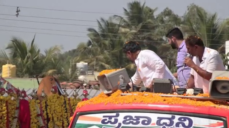 ಬಸ್ ಮೇಲಿಂದ ಕಲಾವಿದರಿಗೆ ಹಣ ಎಸೆದ ಡಿಕೆಶಿ