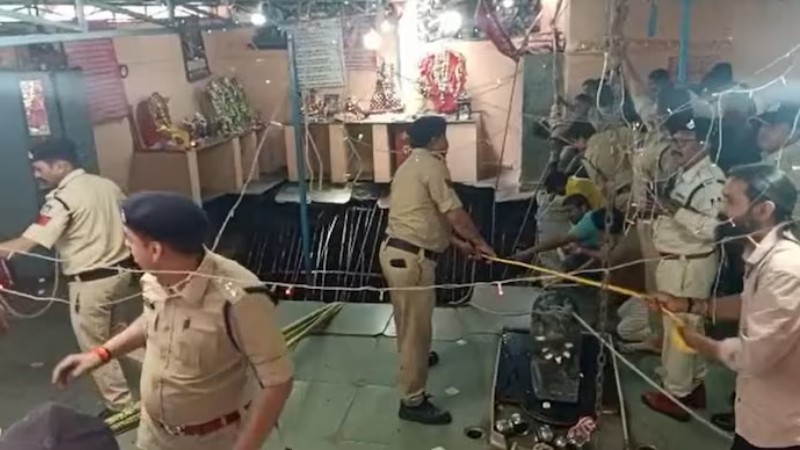 ರಾಮನವಮಿ ಆಚರಣೆ ವೇಳೆ ದೇವಾಲಯದ ನೆಲ ಕುಸಿತ – ಬಾವಿಗೆ ಬಿದ್ದ 25 ಜನ