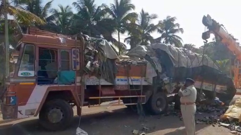 ಲಾರಿ ಡಿಕ್ಕಿ – ಹೆದ್ದಾರಿಯಲ್ಲಿ ಚಲ್ಲಾಪಿಲ್ಲಿಯಾಗಿ ಬಿದ್ದ ಏಳು ಲಕ್ಷ ಮೌಲ್ಯದ ಮದ್ಯ