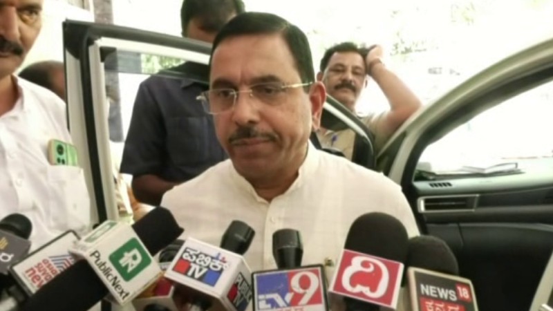 ಬಿಎಸ್‍ವೈ ಮನೆ ಮೇಲೆ ದಾಳಿ ರಾಜಕೀಯ ಪ್ರೇರಿತವೂ ಇರಬಹುದು: ಸಚಿವ ಜೋಶಿ