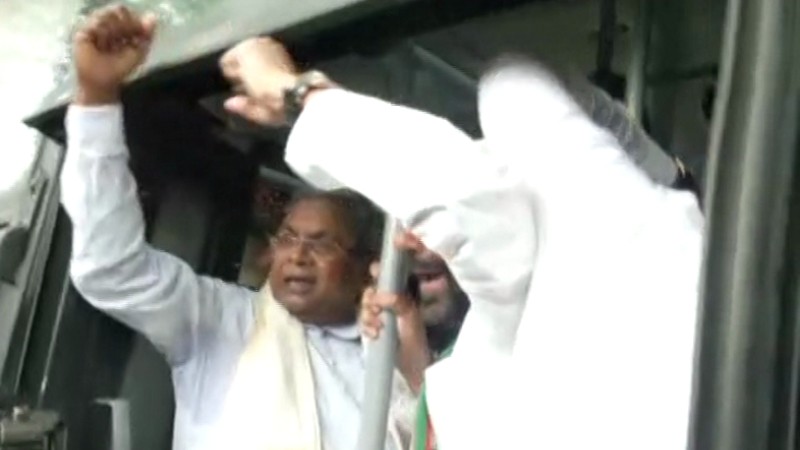 ಎಸ್‌ಟಿ, ಎಸ್‌ಸಿ ಮೀಸಲಾತಿ ವಿಳಂಬ ಖಂಡಿಸಿ ರಾಜಭವನ ಚಲೋ – ಸಿದ್ದರಾಮಯ್ಯ, ಡಿಕೆಶಿ ವಶಕ್ಕೆ