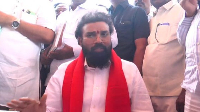ಸಿದ್ದರಾಮಯ್ಯ ಹರಕೆಯ ಕುರಿ, ಕಾಂಗ್ರೆಸ್‍ಗೆ ದಮ್ಮಿದ್ರೆ ಅವರನ್ನ ಸಿಎಂ ಅಭ್ಯರ್ಥಿಯಾಗಿ ಘೋಷಿಸಲಿ: ಶ್ರೀರಾಮುಲು ಸವಾಲು