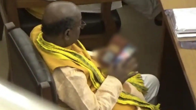 ಕಲಾಪದ ವೇಳೆ ತ್ರಿಪುರ ಬಿಜೆಪಿ ಶಾಸಕನಿಂದ ಅಶ್ಲೀಲ ದೃಶ್ಯ ವೀಕ್ಷಣೆ – ವಿಡಿಯೋ ವೈರಲ್