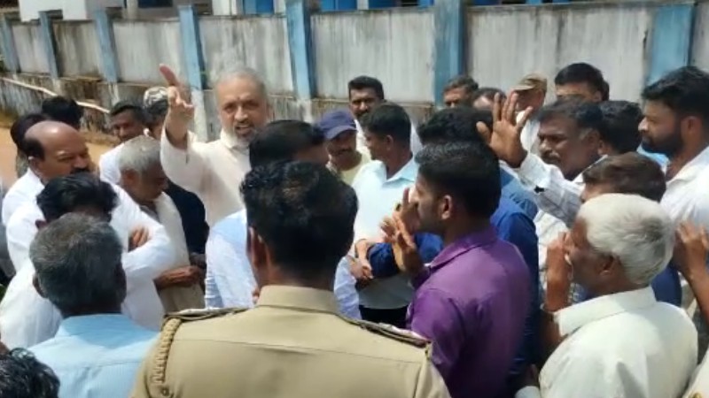 ಸಾರ್ವಜನಿಕರಿಂದ ಕ್ಲಾಸ್‌ -ಶಂಕುಸ್ಥಾಪನೆ ಮಾಡದೇ ಕಾಗೇರಿ ವಾಪಸ್
