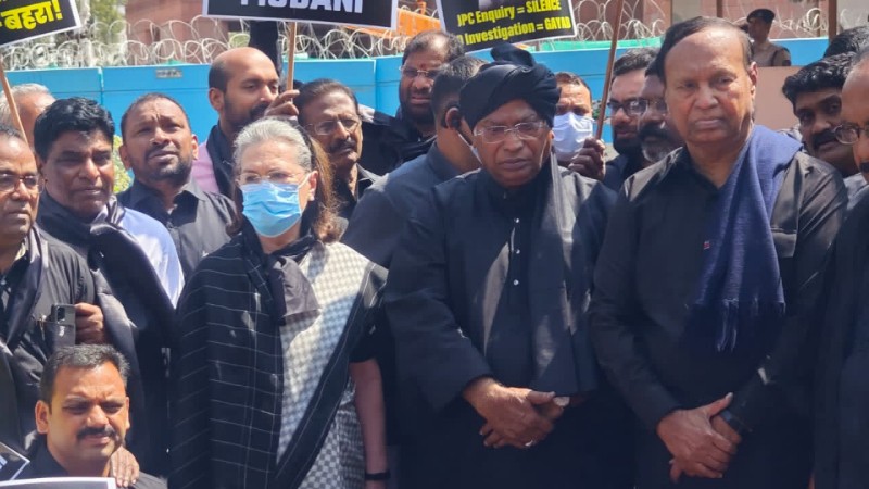 ಅದಾನಿ ಕಂಪನಿ ವಿರುದ್ಧ JPC ತನಿಖೆಗೆ ಆಗ್ರಹ – ಸಂಸತ್‌ನಲ್ಲಿ ಕಪ್ಪು ಬಟ್ಟೆ ಧರಿಸಿ ವಿಪಕ್ಷಗಳ ಪ್ರತಿಭಟನೆ