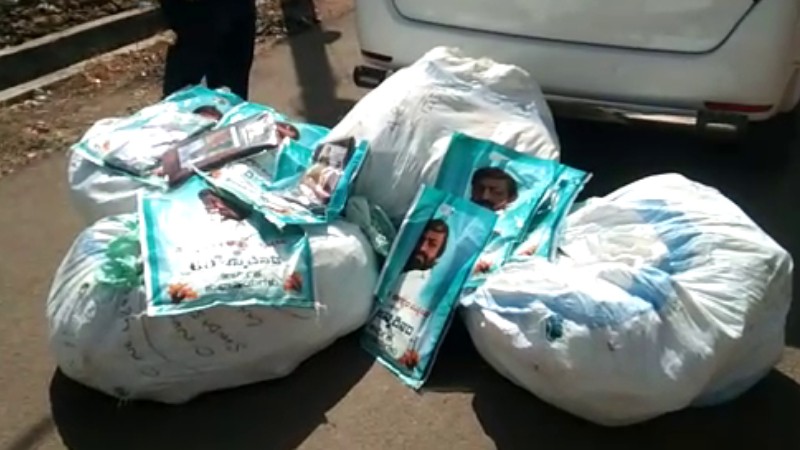 ಮಹಿಳಾ ಮತದಾರರಿಗೆ ಹಂಚಲು ತೆಗೆದುಕೊಂಡು ಹೋಗುತ್ತಿದ್ದ ಸಾವಿರಾರು ಸೀರೆಗಳು ಜಪ್ತಿ
